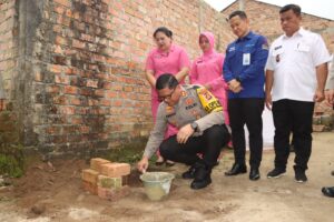 Program Bedah Rumah Diinisiasi Oleh Kapolda Sumatera Selatan Melalui Polres Prabumulih Bekerja Sama Dengan Bank Sumsel Babel Cabang Prabumulih